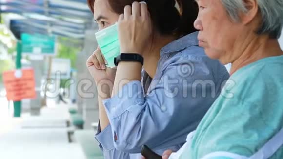 亚洲女女儿是照顾帮助戴面膜保护的高级母亲妇女和老人因为有医疗面具视频的预览图