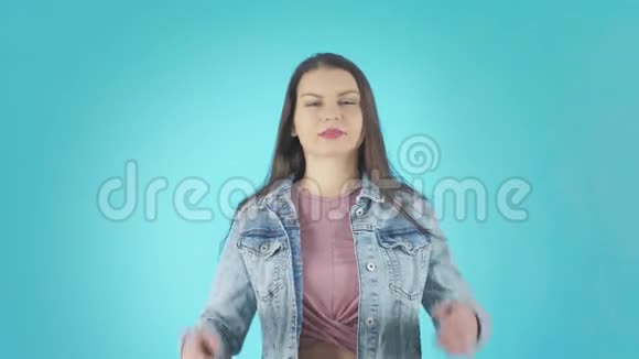 一个身穿戴尼姆夹克衫手臂交叉的不满的年轻女子视频的预览图