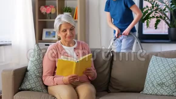 老妇人在家看书和管家视频的预览图