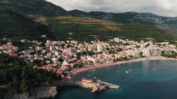 黑山亚得里亚海海岸老城区的鸟瞰图视频的预览图