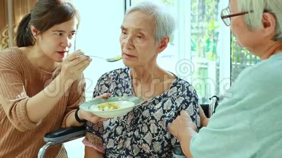 亚洲女性喂养疲惫的老年患者厌食少吃食物抑郁的老年女性患有抑郁障碍症状视频的预览图
