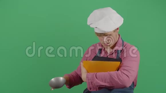 口渴的厨师从碗里喝水视频的预览图