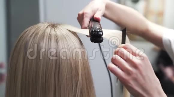 关闭理发师造型长的金发女性头发与理发师视频的预览图