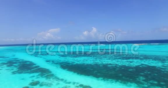 V00950马尔代夫美丽的海滩背景白色的沙质热带天堂岛4k空中视频的预览图