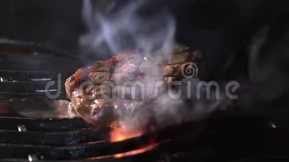烤架上的牛肉牛排视频的预览图