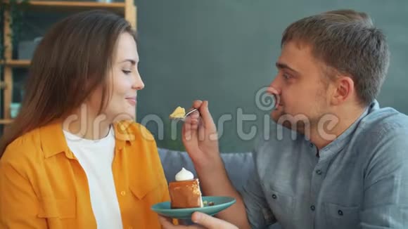 可爱的男人用美味的蛋糕招待女士女人在家享受食物微笑视频的预览图