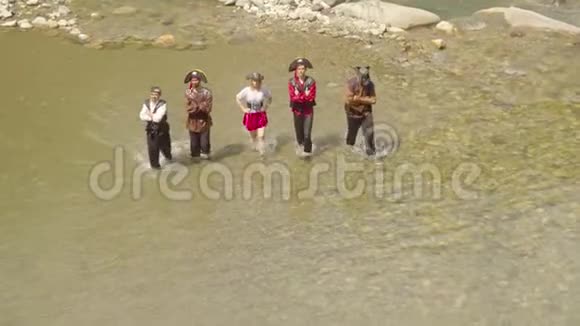 一群海盗在河上行走的间接镜头视频的预览图