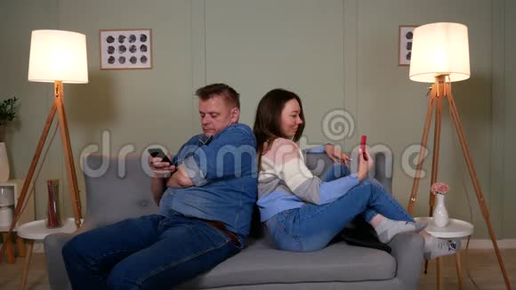 在沙发上玩手机游戏的情侣视频的预览图