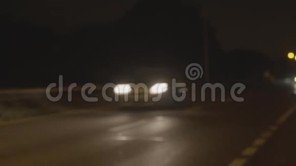 汽车在夜间沿着马路行驶视频的预览图