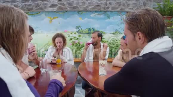 一群人在一起聊天喝果汁视频的预览图