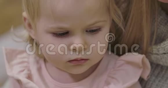 极度特写悲伤的小白种人女孩俯视可爱的阴郁孩子的肖像美丽的灰色眼睛和视频的预览图