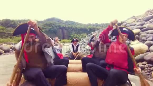 一群海盗在河上起航视频的预览图