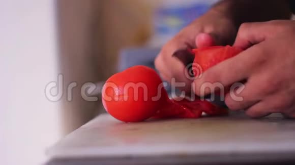 在厨房里剥番茄视频的预览图