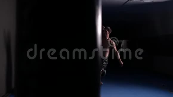 体育男踢梨子视频的预览图