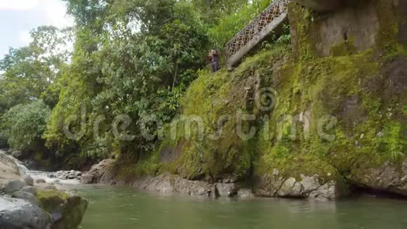 胖子吓得海盗从山坡跳到河边视频的预览图