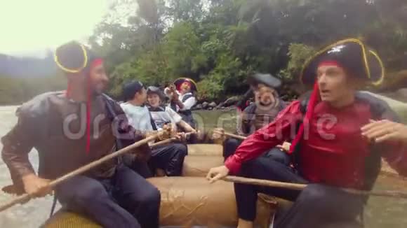 海盗们在河上划桨击掌视频的预览图