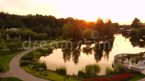 夏日公园池塘鸟瞰视频的预览图