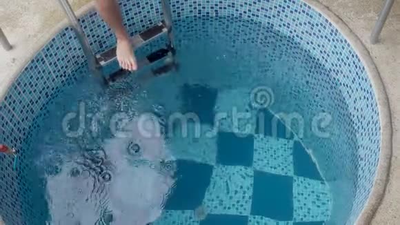运动员跳进冰冷的游泳池视频的预览图