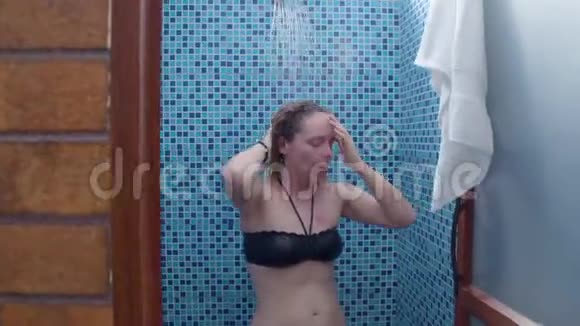 游客在连续的淋浴中洗澡视频的预览图