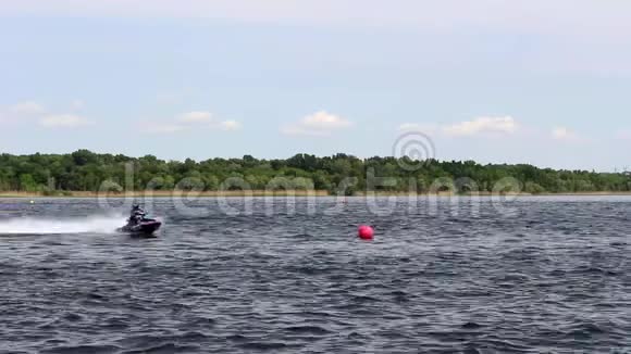 水上摩托车比赛视频的预览图
