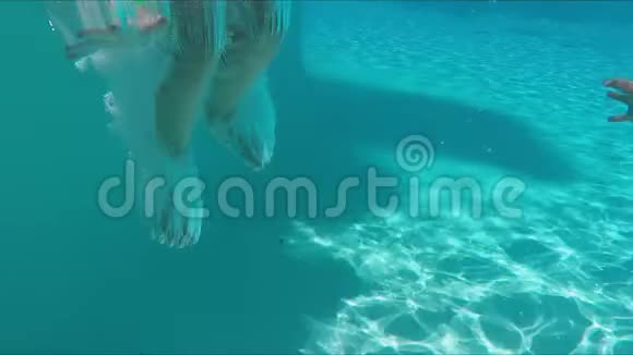 戴着明亮泳镜的女孩潜入水中视频的预览图