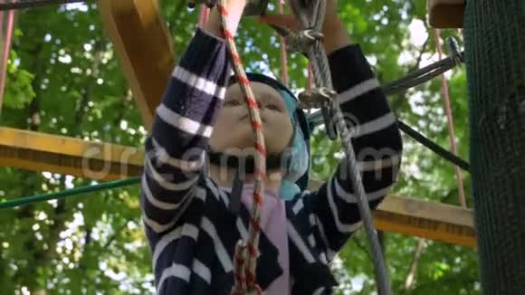 小女孩被困在绳子公园里视频的预览图