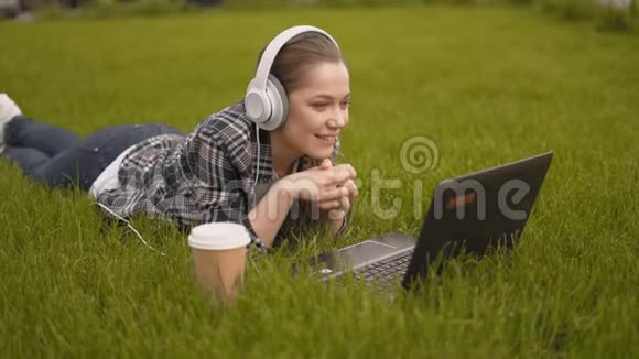 有趣的女孩在笑在网上聊天的朋友女孩用笔记本电脑和朋友聊天视频的预览图