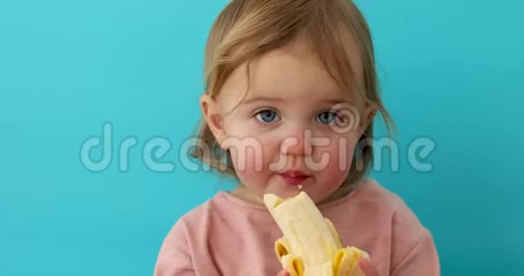 小女孩吃香蕉视频的预览图