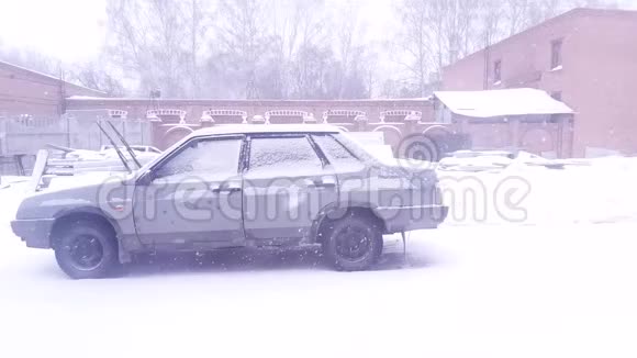 大雪下汽车停在院子里视频的预览图