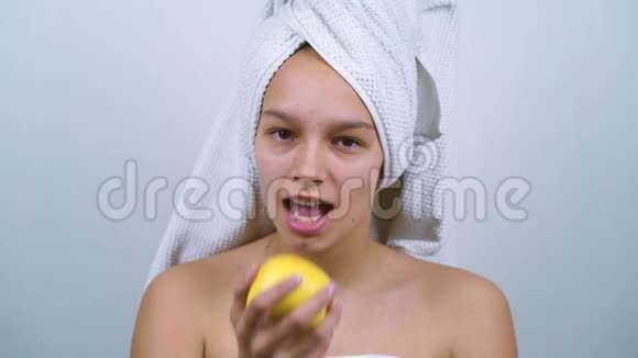 少女裹着浴巾吃苹果视频的预览图