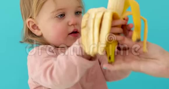 小女孩吃香蕉视频的预览图