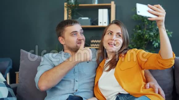 丈夫和妻子在视频中聊天打着手势笑着挥手视频的预览图