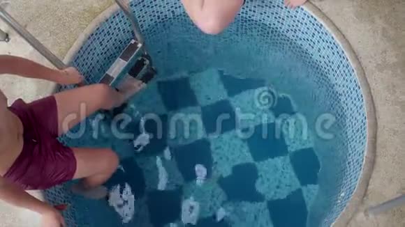 两个男孩竞争在一个小游泳池里找到硬币视频的预览图