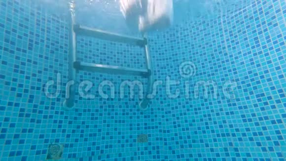 水下男子跳入游泳池的镜头视频的预览图