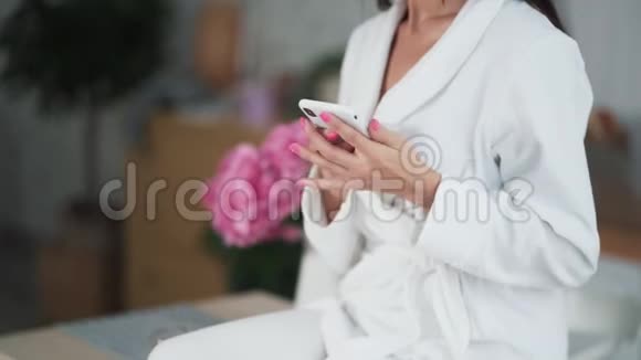 特写镜头女人手里拿着智能手机在网上聊天中输入信息视频的预览图