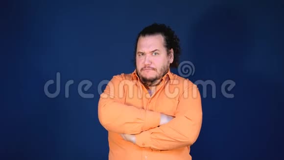 穿着橙色衬衫的滑稽胖子正在等待结果并对他感到满意商业和金融视频的预览图