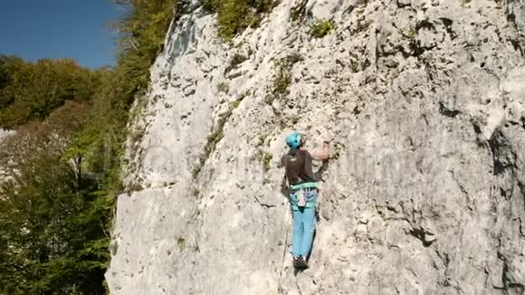 攀岩者沿着岩石攀登5类路线佐治亚州视频的预览图