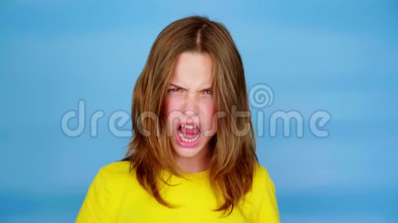 穿着黄色T恤的少女尖叫着微笑着鬼脸视频的预览图