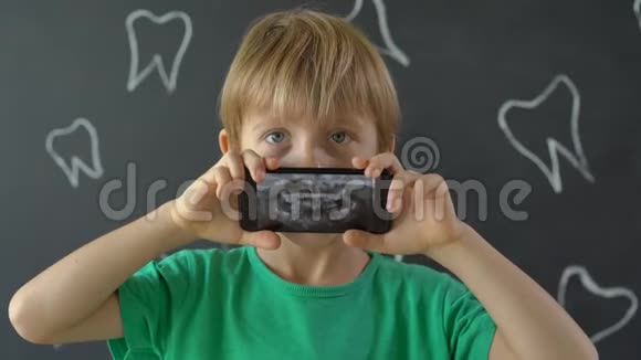 一个奶牙缺失的小男孩的特写镜头显示了他的x光牙齿图片儿童换牙的概念视频的预览图
