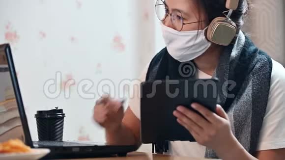 高加索亚洲妇女在冠状病毒危机期间在家工作社会疏远和身体疏远视频的预览图