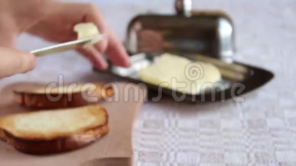 把黄油涂在烤面包上视频的预览图