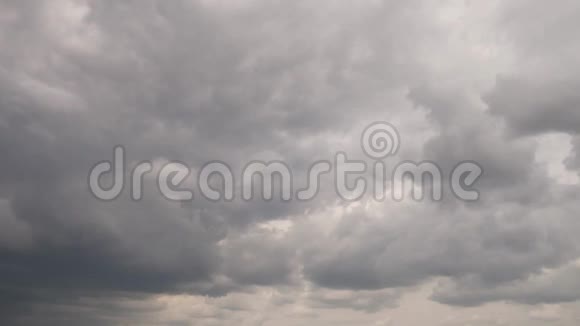 厚厚的灰色云层在天空中移动视频的预览图