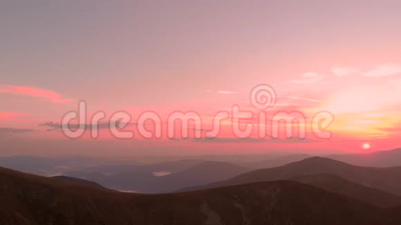 壮观的日落在山上视频的预览图