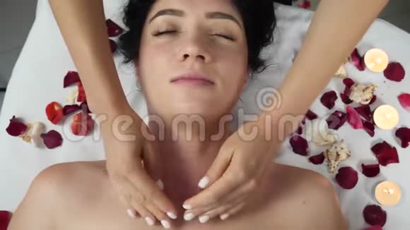 女性按摩妇女在水疗中心颈部和下巴视频的预览图