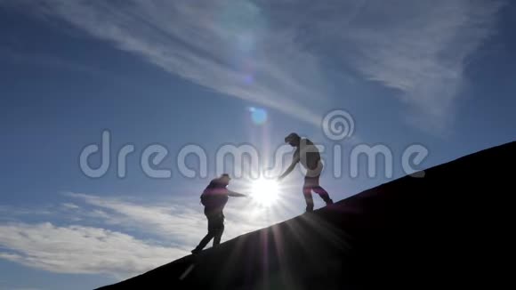 团队合作游客互相帮助登山视频的预览图