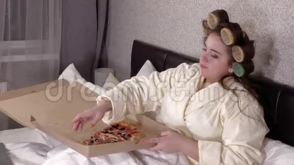 再加上大小女孩吃一片披萨视频的预览图