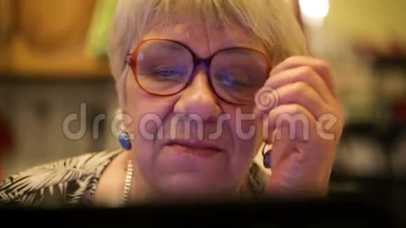 现代老年妇女使用Skype视频的预览图
