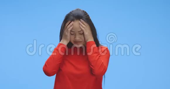 年轻女性偏头痛视频的预览图