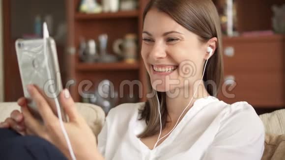 慢动作女人通过视频聊天在电话中交谈女商人使用智能手机视频的预览图
