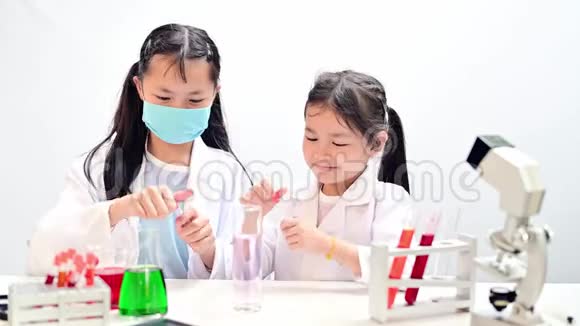 亚洲青年科学家用试管样本进行COVID19检测儿童医生在实验室做实验视频的预览图